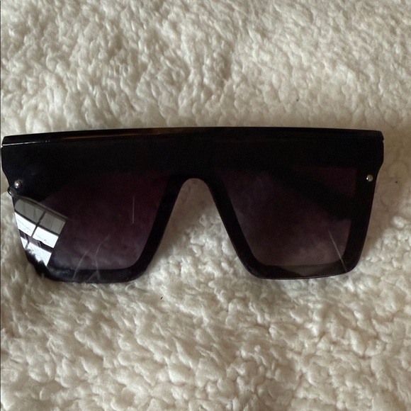 idk Accessories - Elegant Black Oversized Sunglasses